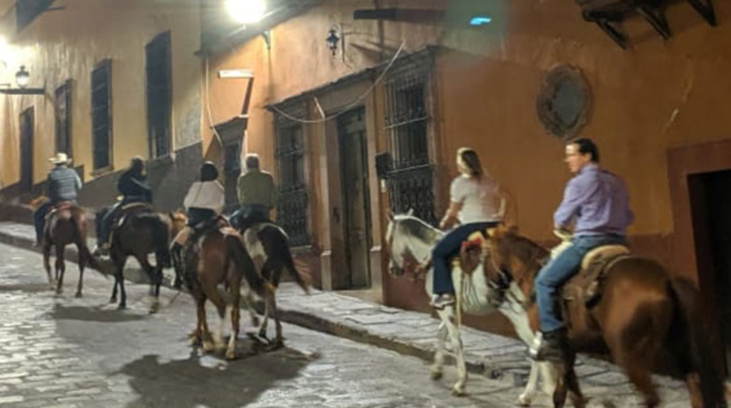 In-Town Horseback Pub Crawl (3h)